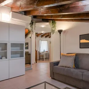 Apartment Lovely Mansard Portelle With Private Parking And Bike Storage, Iseo